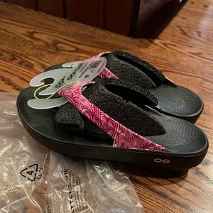 NWT OOFOS Paisley Pink Oolala  Limited Edition Size9 fits like 8.5.